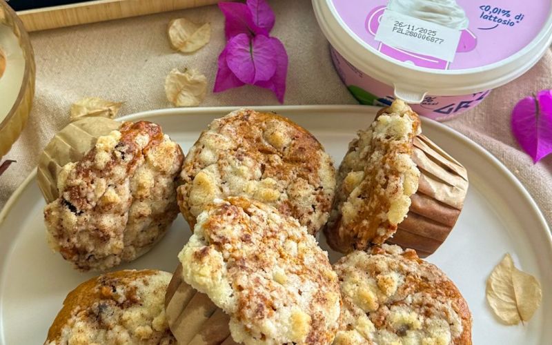 Muffin alla zucca con crumble croccante, cioccolato e yogurt greco