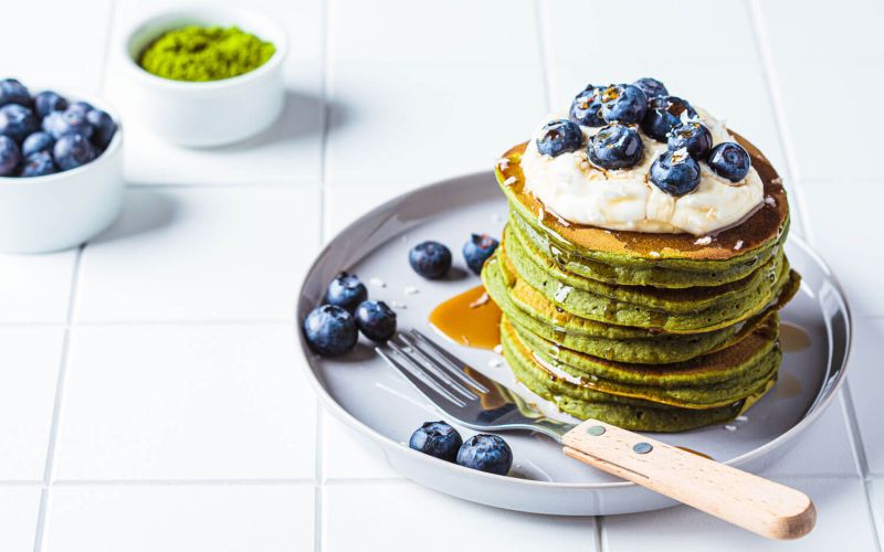 Pancakes al Tè Matcha con Yogurt Greco al Cocco, Mirtilli e Sciroppo d’Acero