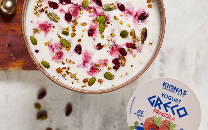 Deliziosa smoothie bowl alla fragola con yogurt greco