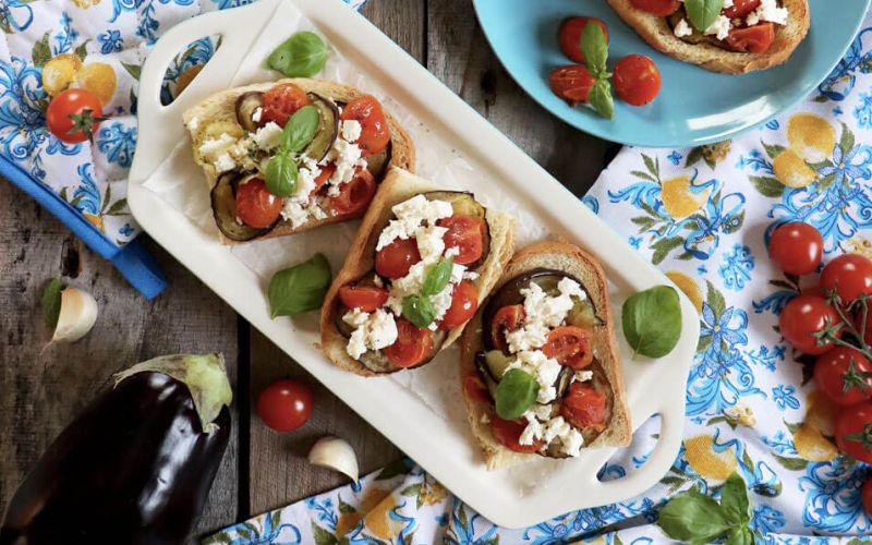 Crostini con Melanzane, Feta e Pomodorini Arrosto