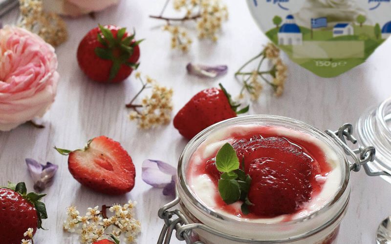 Cheesecake in vasetto con yogurt greco, fragole e amaretti