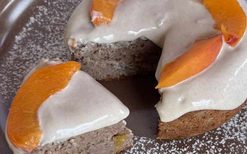 Tortino di avena con yogurt greco al gusto Sachertorte