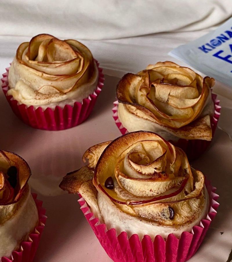 Rose di sfoglia con feta, mela e miele