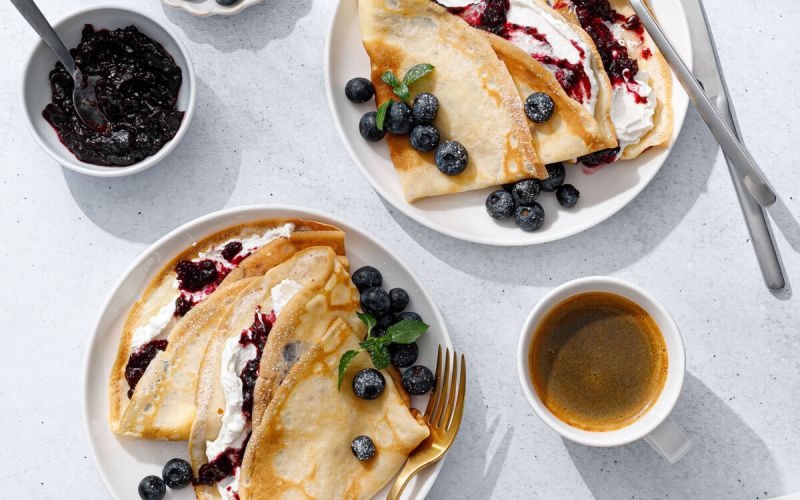 Crepes Ripiene di Yogurt Greco e Purea di Mirtilli