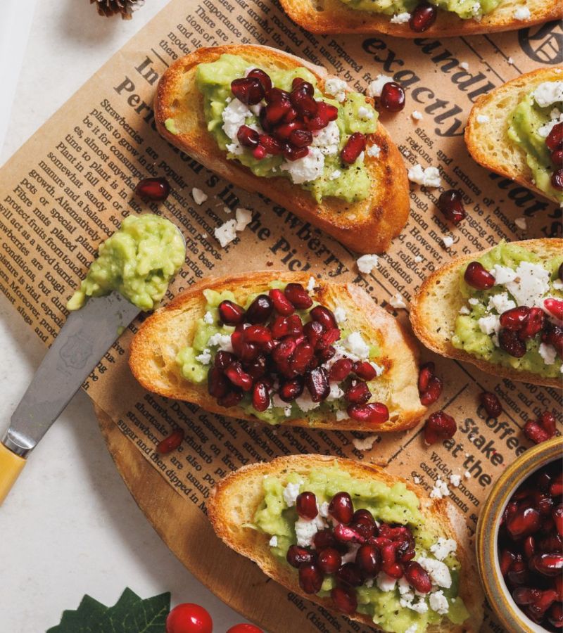 Crostini natalizi con avocado, formaggio greco light e melograno