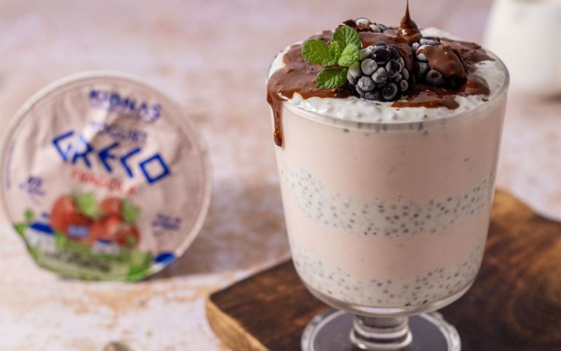 Chia pudding con yogurt greco alle fragole