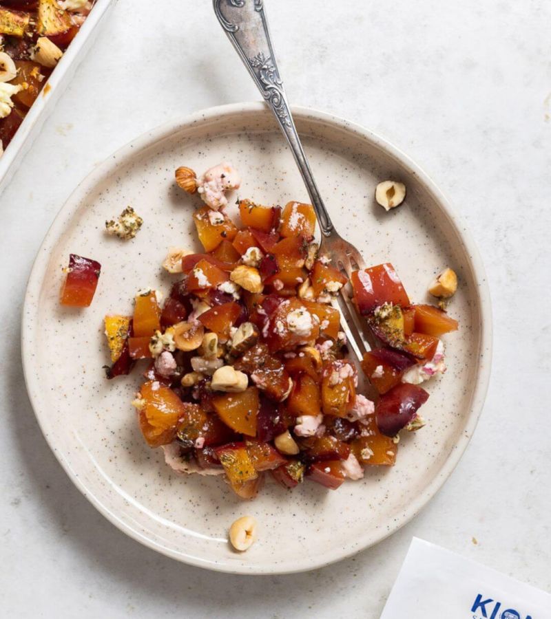 Pesche noci al forno con feta, miele e nocciole