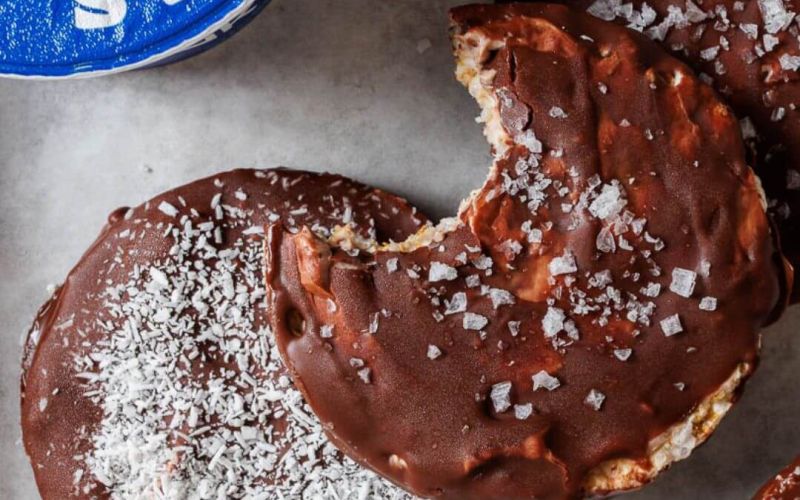 Rice cakes con yogurt greco chocco cocco ricoperte di cioccolato