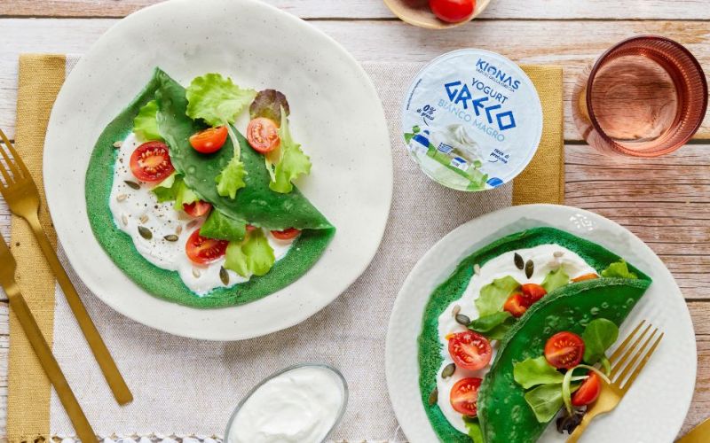 Crêpes agli spinaci con yogurt greco e insalata