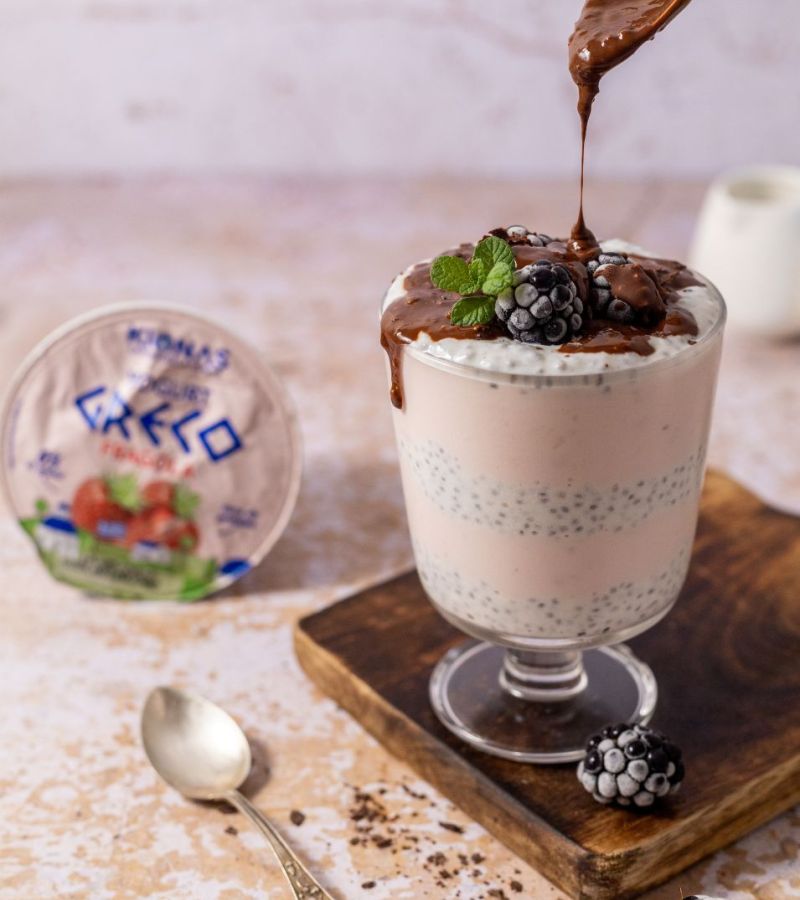 Chia pudding con yogurt greco alle fragole