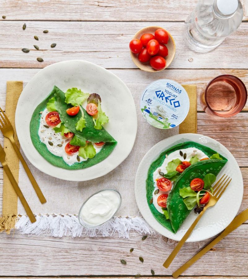 Crêpes agli spinaci con yogurt greco e insalata
