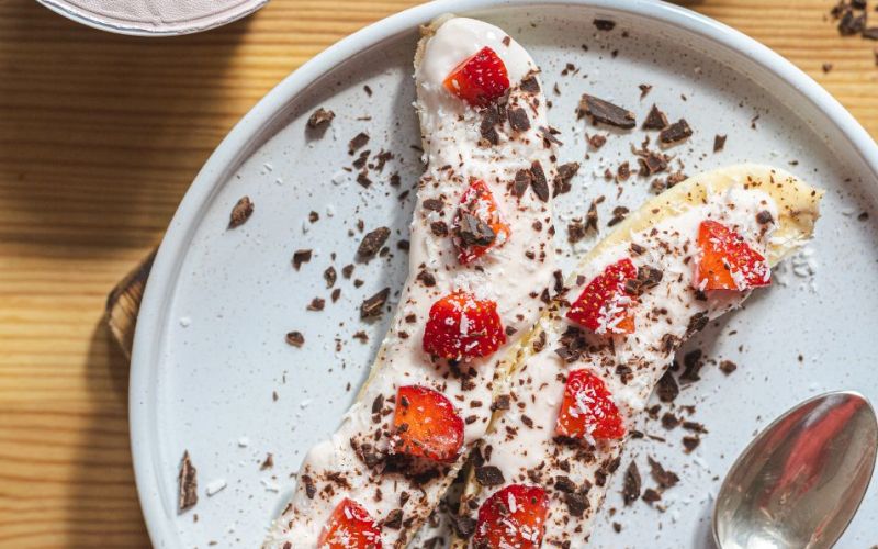 Banana Split con yogurt alla fragola, cioccolato e cocco