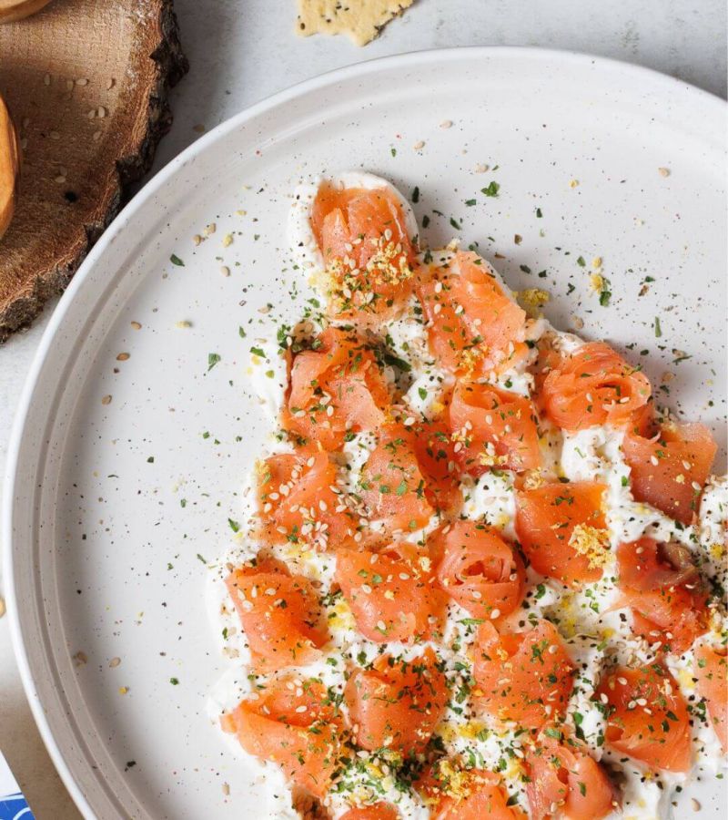 Antipasto di Natale con salmone e spalmabile con feta