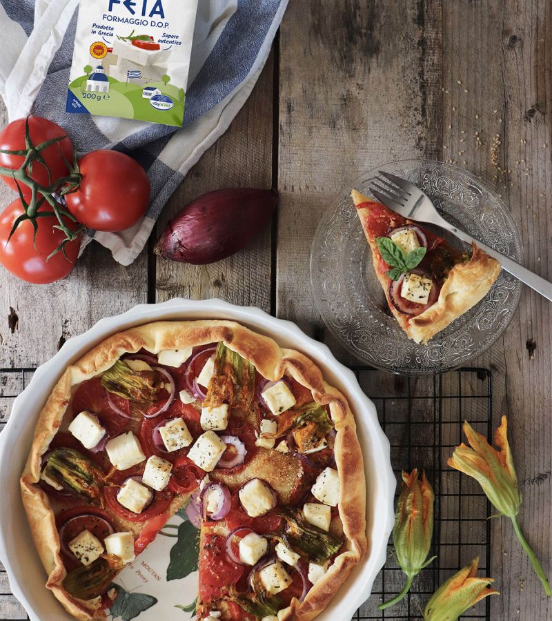 Torta rustica ai pomodori con fiori di zucca e feta greca