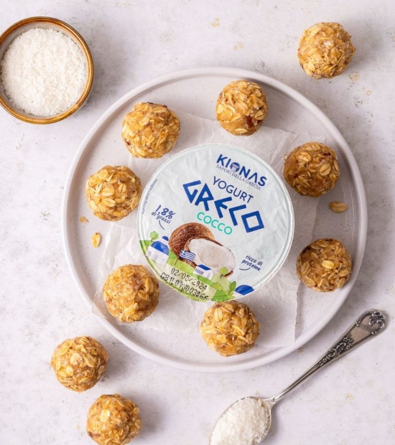 Raw balls con yogurt greco al cocco e arachidi