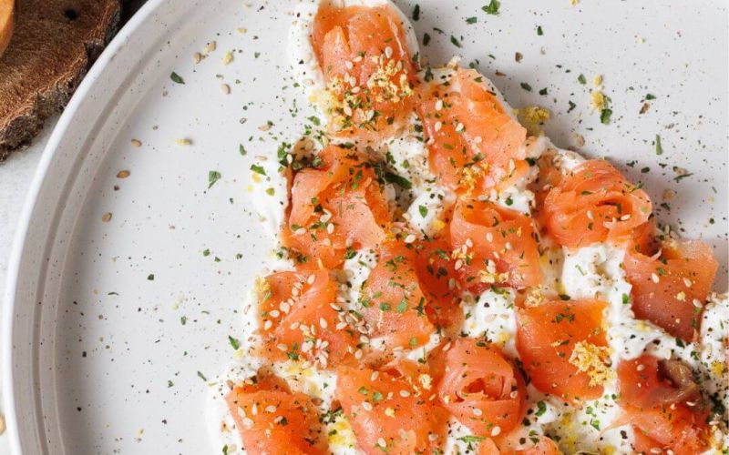 Antipasto di Natale con salmone e spalmabile con feta