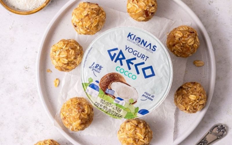 Raw balls con yogurt greco al cocco e arachidi