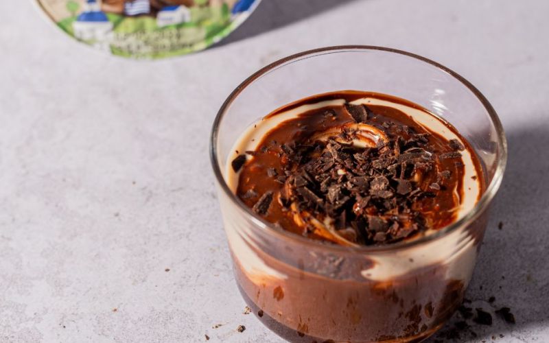 Cremoso al caffè con yogurt al cioccolato