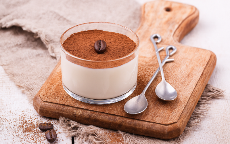 Tiramisù con yogurt greco, un dolce classico dal tocco mediterraneo