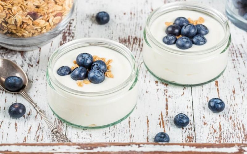 Yogurt greco: proprietà, valori nutrizionali e 4 verità che (forse) ignoravi
