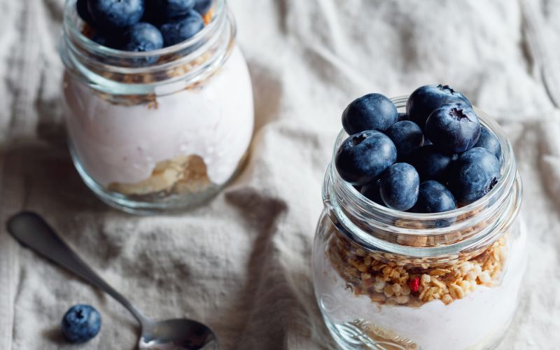 Perché lo yogurt greco è più proteico (e a chi fa bene)