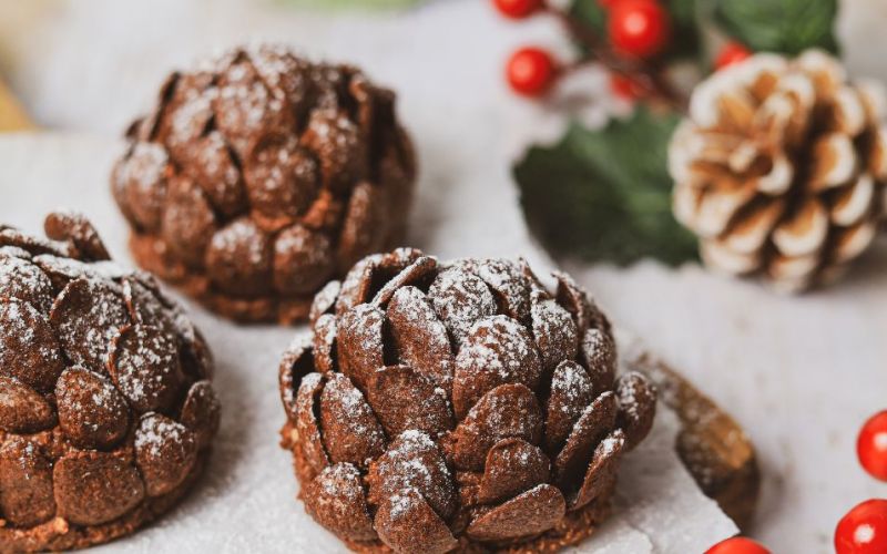 Pigne di Natale al cioccolato con yogurt greco al cocco