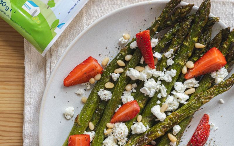 Asparagi al forno con feta e fragole