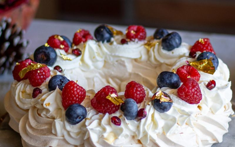 Pavlova con crema allo yogurt senza lattosio e frutti di bosco