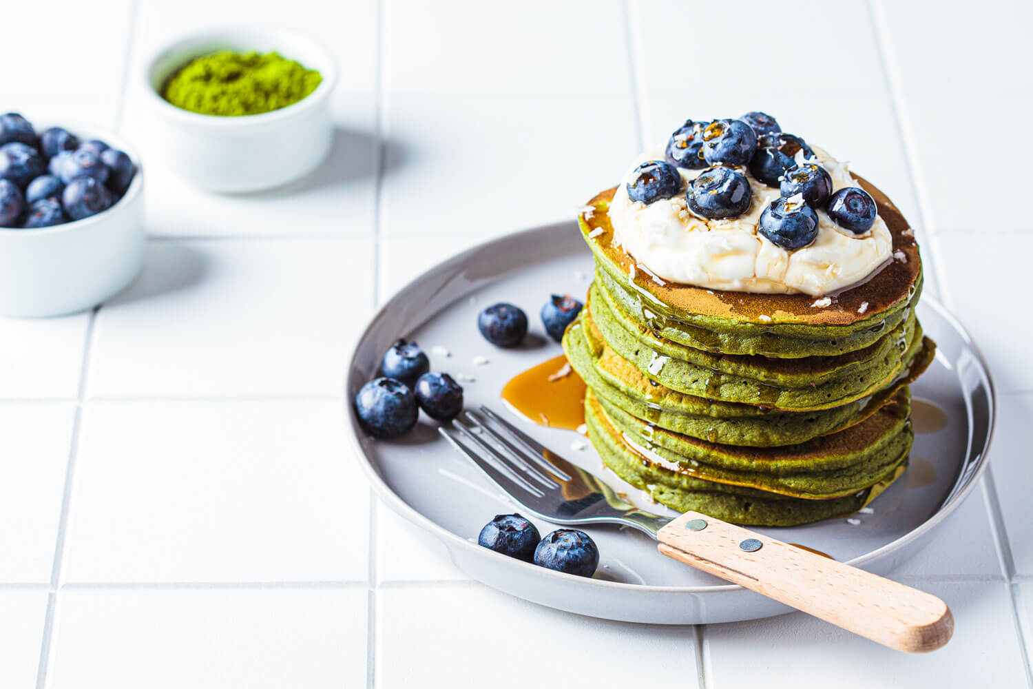 Pancakes al Tè Matcha con Yogurt Greco al Cocco, Mirtilli e Sciroppo d’Acero