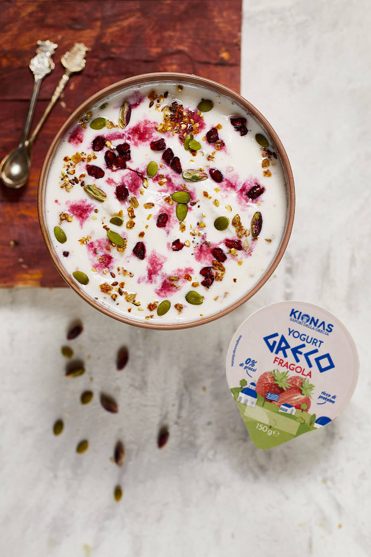 Deliziosa smoothie bowl alla fragola con yogurt greco