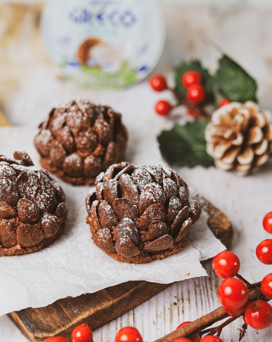 Pigne di Natale al cioccolato con yogurt greco al cocco
