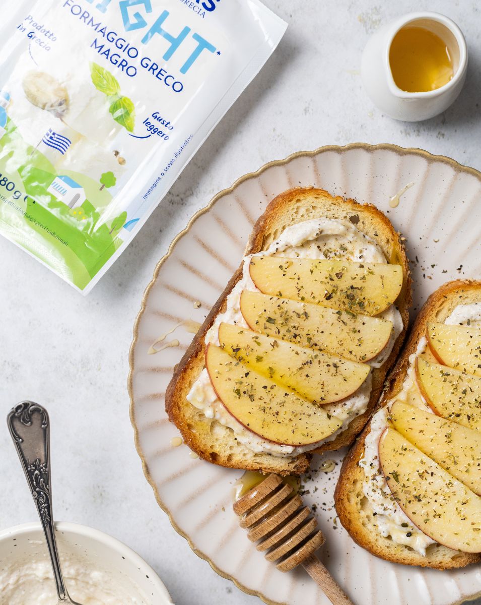 Toast con crema di formaggio greco light dolce