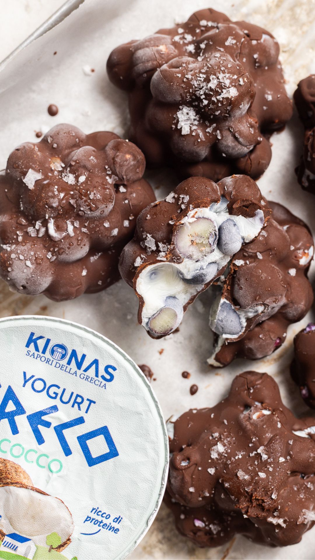 Clusters ai mirtilli e yogurt greco al cocco ricoperti di cioccolato