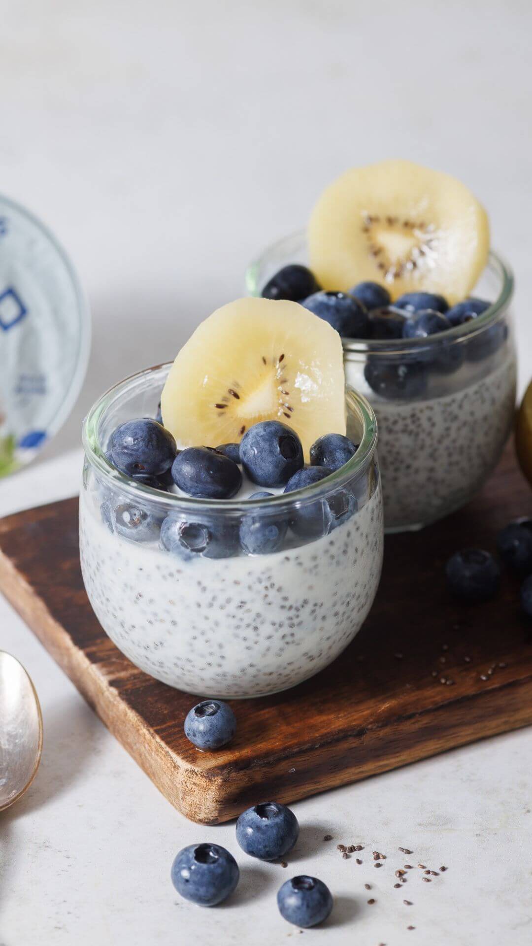 Chia pudding con yogurt greco al cocco, kiwi e mirtilli