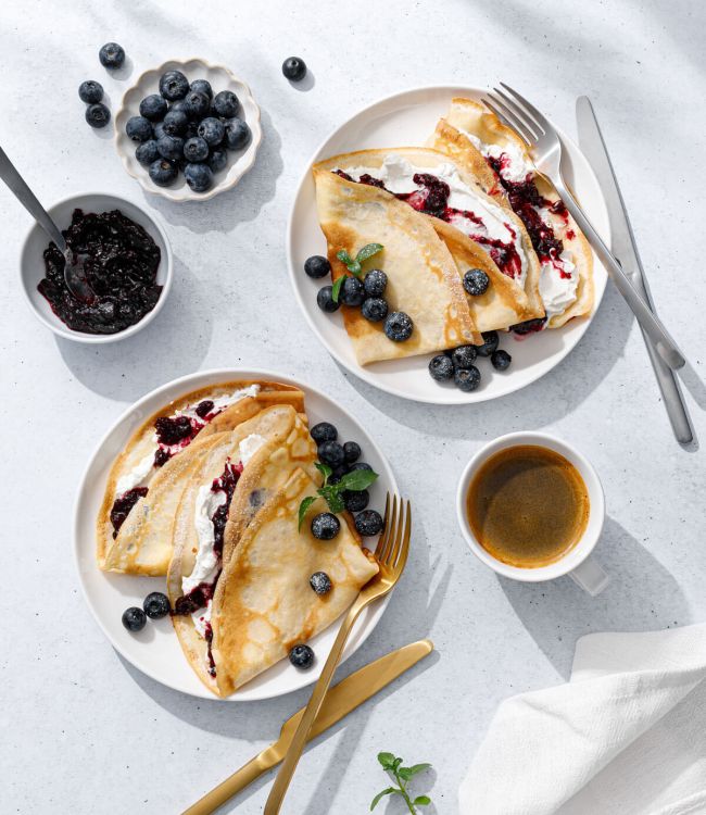 Crepes Ripiene di Yogurt Greco e Purea di Mirtilli