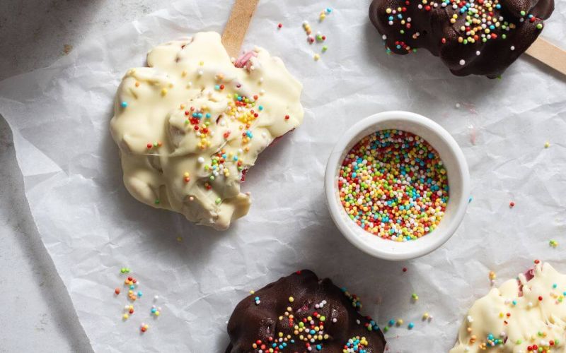 Gelato bites alle fragole e cioccolato