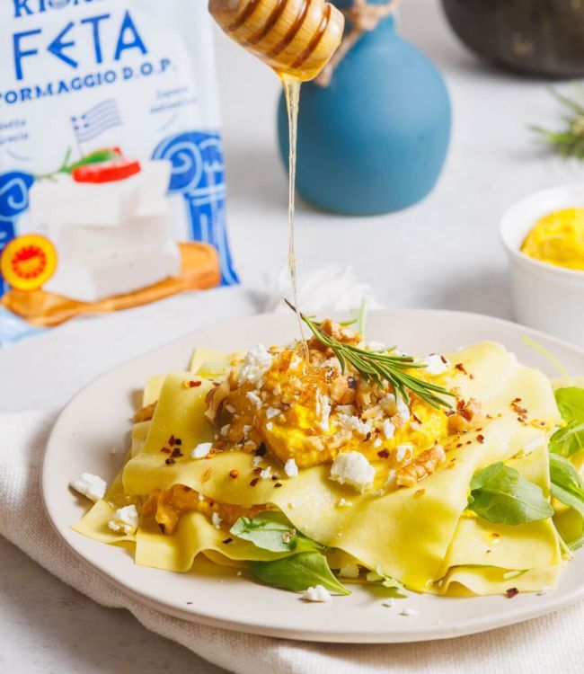 Open lasagna con zucca, feta e yogurt greco