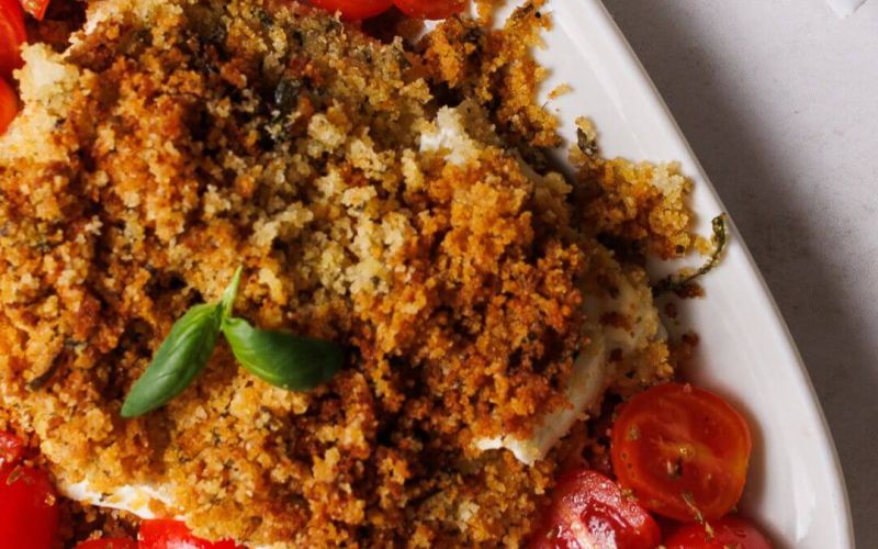 Feta impanata al forno con pomodorini e basilico