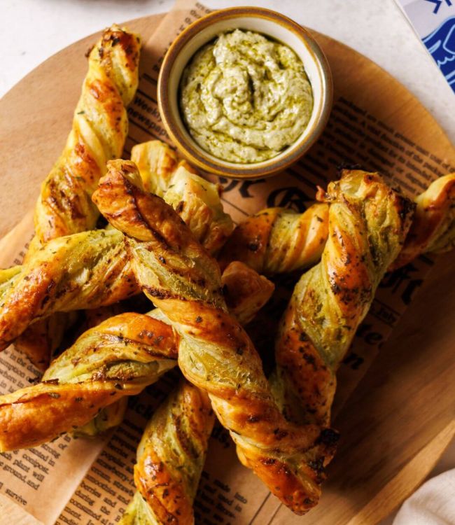 Twist di pasta sfoglia con pesto e spalmabile con feta