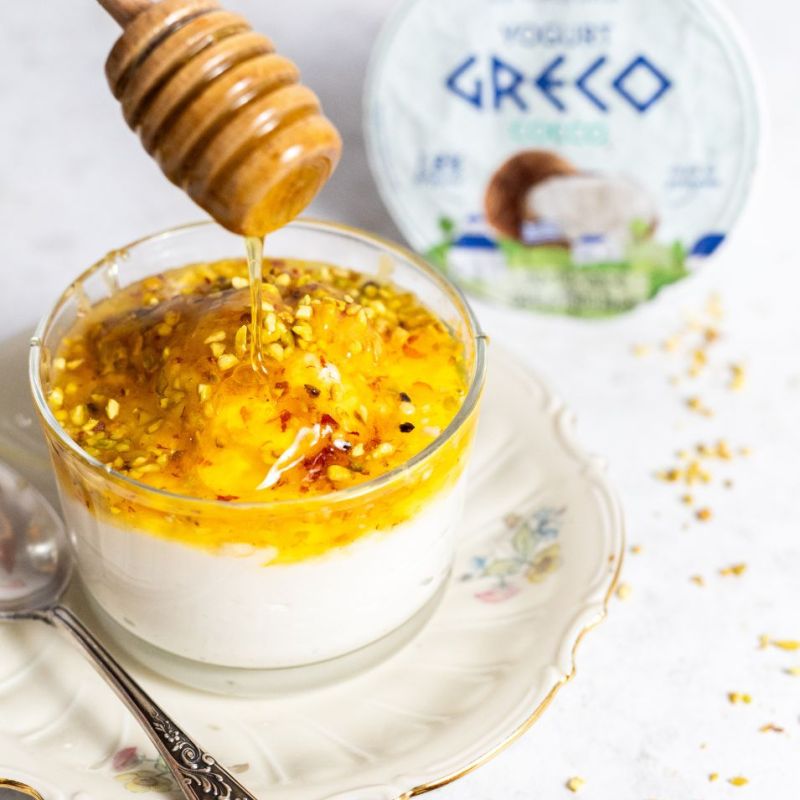 Yogurt al cocco con pistacchio, pesca e miele