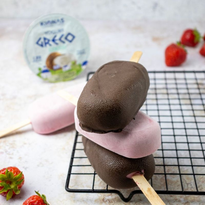 Gelato con yogurt greco cocco e fragole