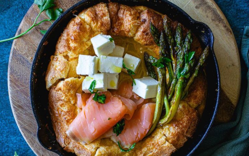 Dutch baby pancake con asparagi, feta e salmone
