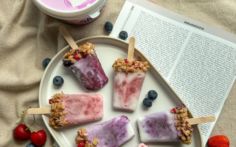 Gelati allo yogurt greco, frutti di bosco e granola