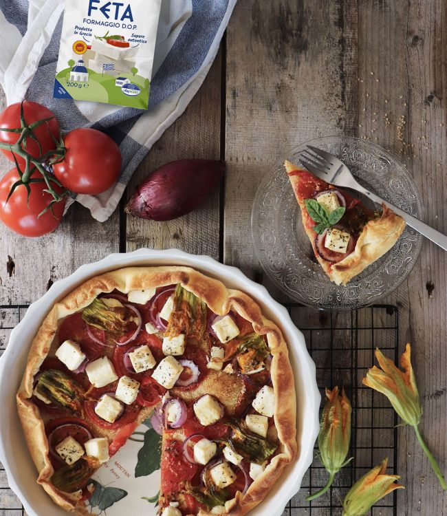 Torta rustica ai pomodori con fiori di zucca e feta greca