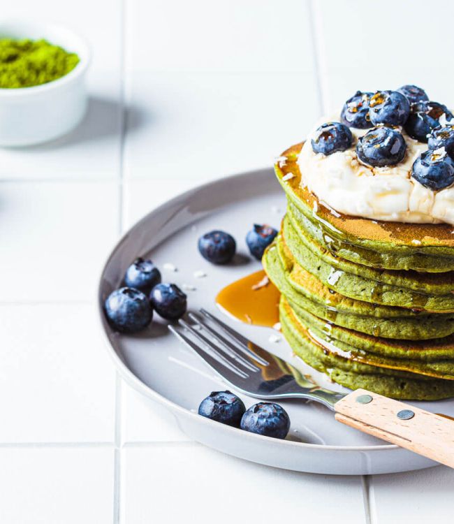 Pancakes al Tè Matcha con Yogurt Greco al Cocco, Mirtilli e Sciroppo d’Acero