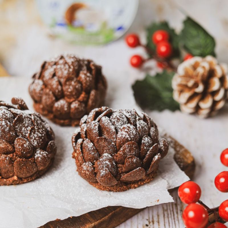Pigne di Natale al cioccolato con yogurt greco al cocco