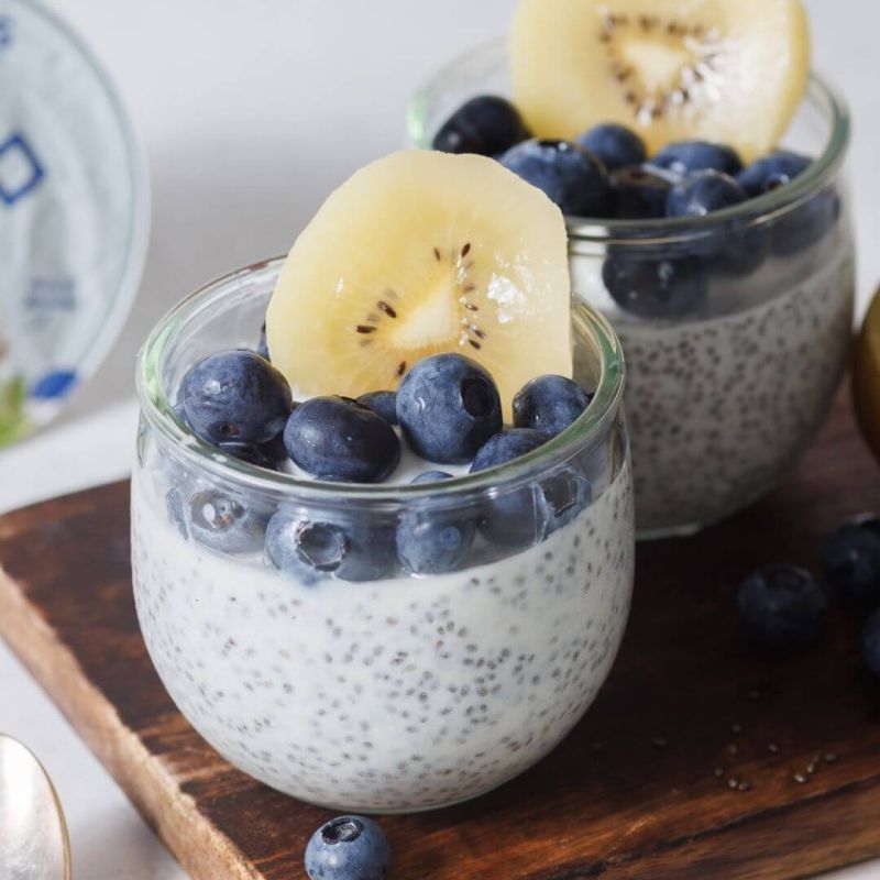 Chia pudding con yogurt greco al cocco, kiwi e mirtilli