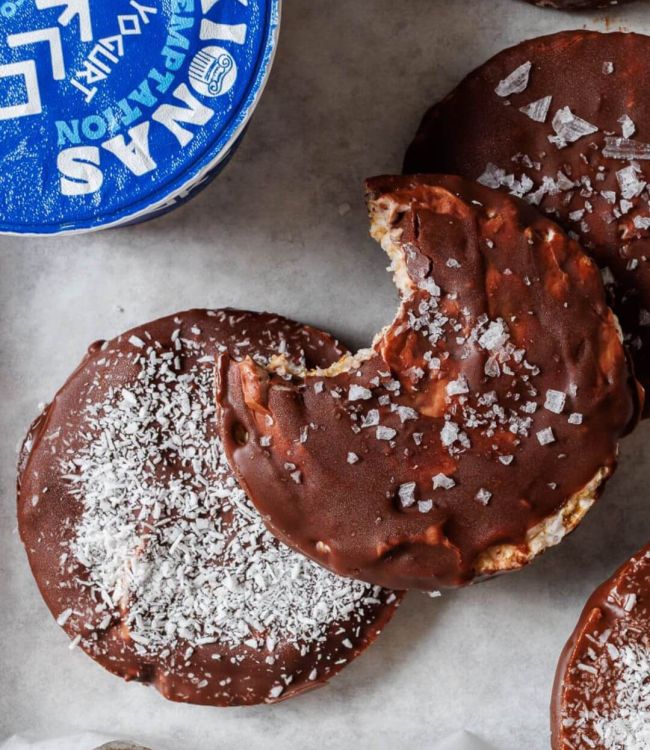 Rice cakes con yogurt greco choco cocco ricoperte di cioccolato