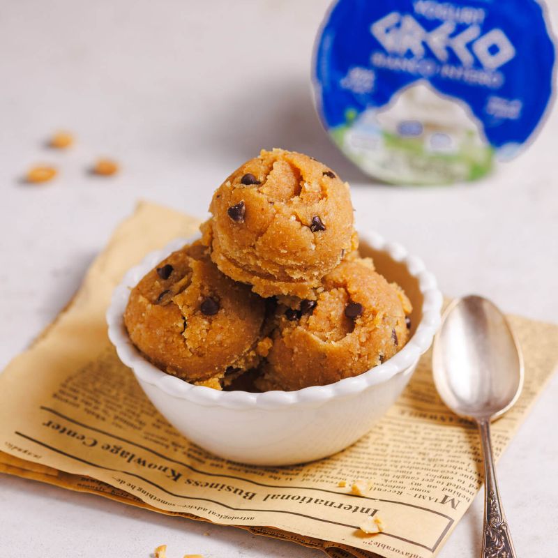 Cookie dough con yogurt greco, burro di arachidi e cioccolato fondente