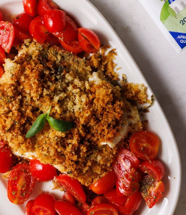Feta impanata al forno con pomodorini e basilico